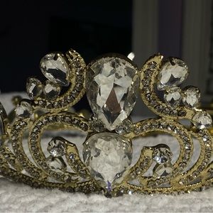 closed halo tiara/crown.